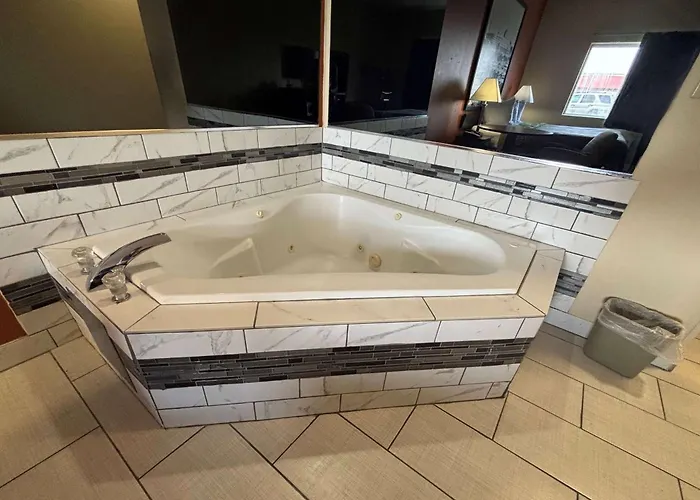 Super 8 By Wyndham Pontoon Il/st. Louis Mo Area